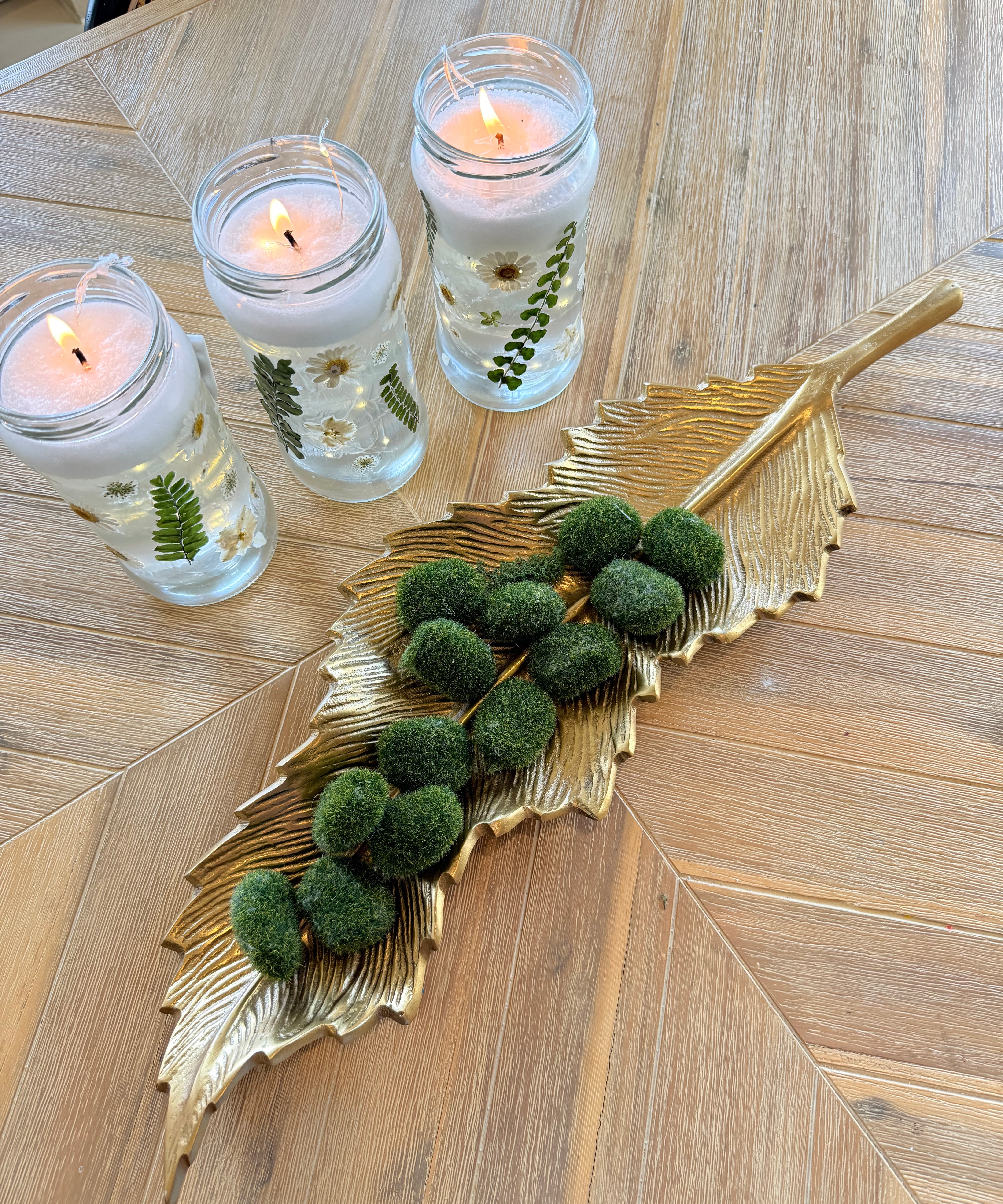 Textured Aluminum Wavy Leaf Tray – A Statement of Elegance and Versatility (Gold/Silver)