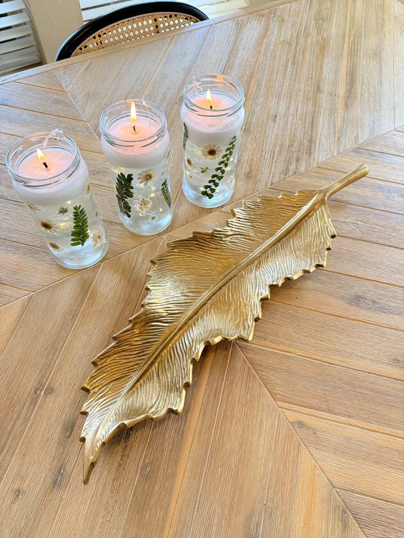 Textured Aluminum Wavy Leaf Tray – A Statement of Elegance and Versatility (Gold/Silver)