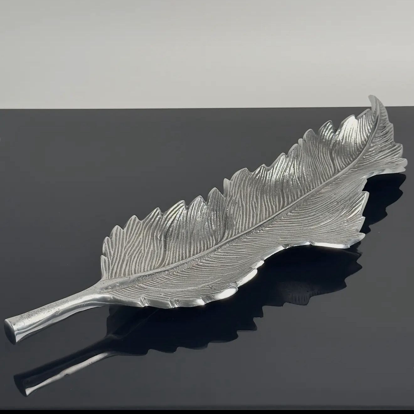 Textured Aluminum Wavy Leaf Tray – A Statement of Elegance and Versatility (Gold/Silver)
